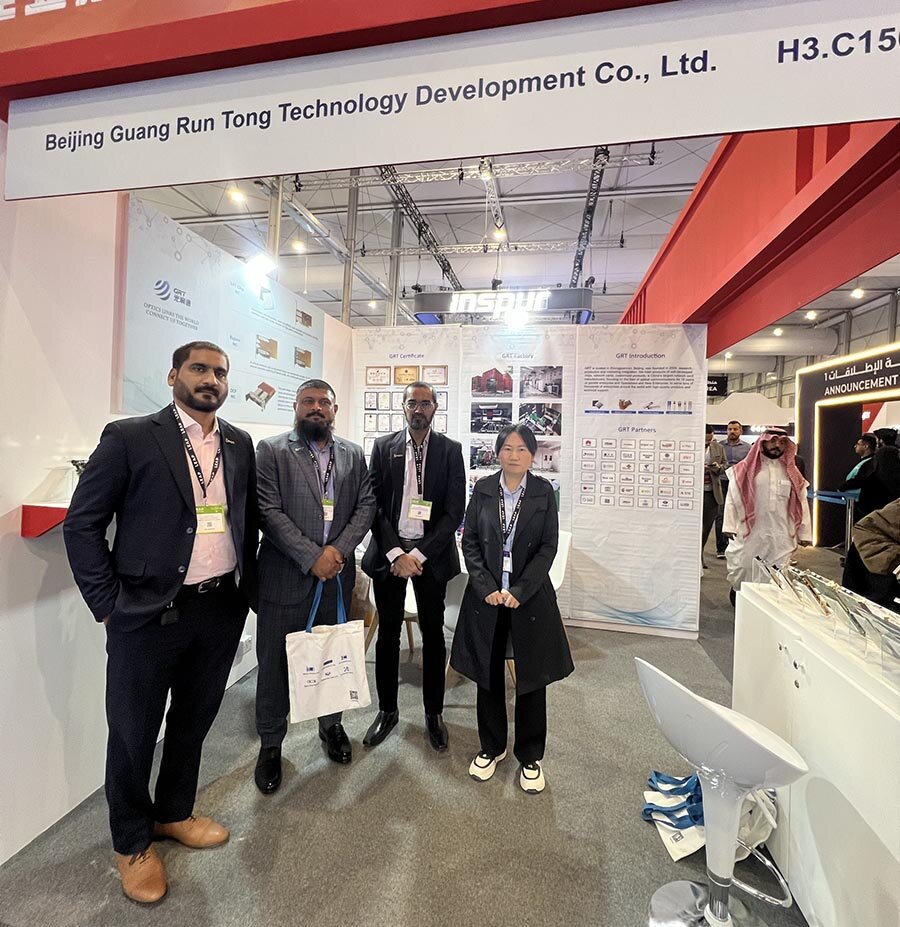 外貿(mào)經(jīng)理與參會嘉賓合照 外貿(mào)經(jīng)理與參會嘉賓合照