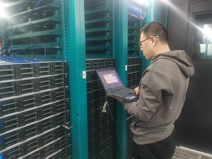 技術(shù)人員對網(wǎng)卡產(chǎn)品進行檢測 技術(shù)人員對網(wǎng)卡產(chǎn)品進行檢測