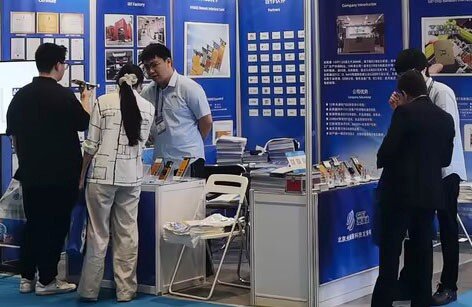 工作人員在為參會(huì)嘉賓解答 工作人員在為參會(huì)嘉賓解答